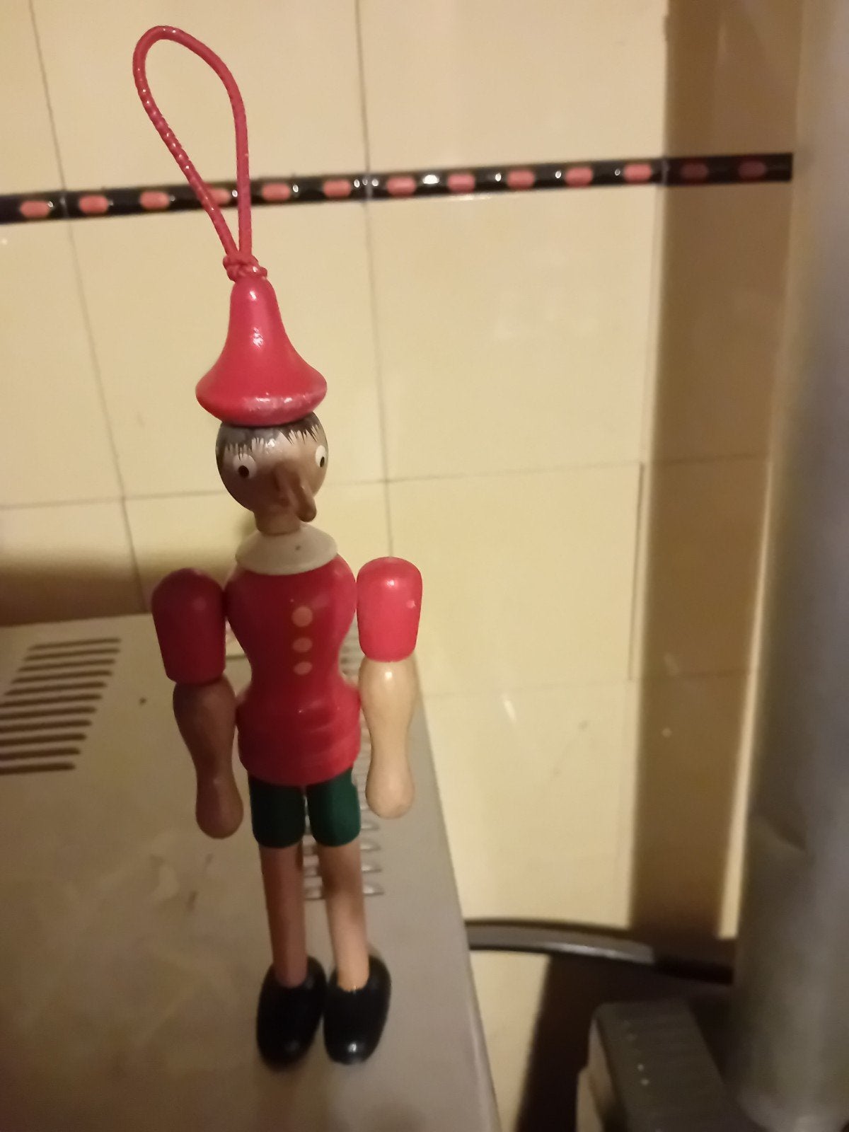 Houten pinokkio, Ophalen