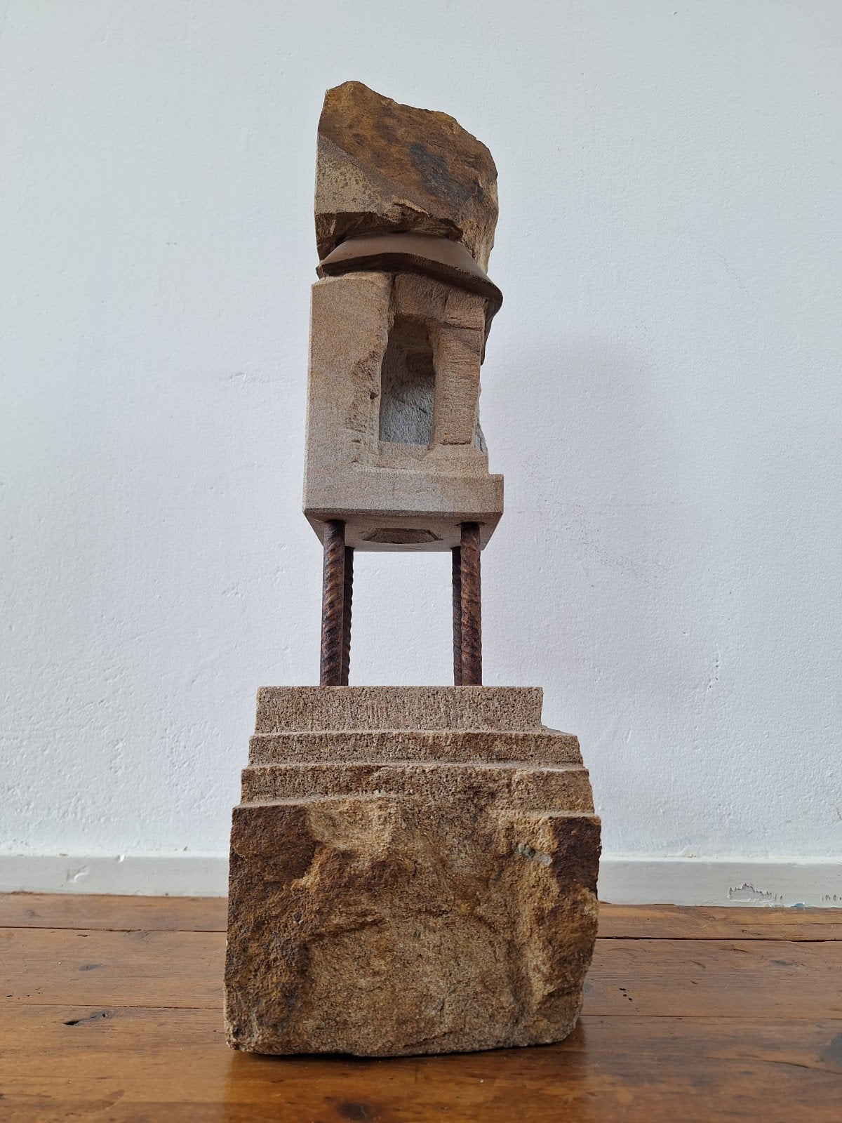 het Huis, beeld van graniet en metaal/ijzer, Antiek en Kunst, Ophalen of Verzenden