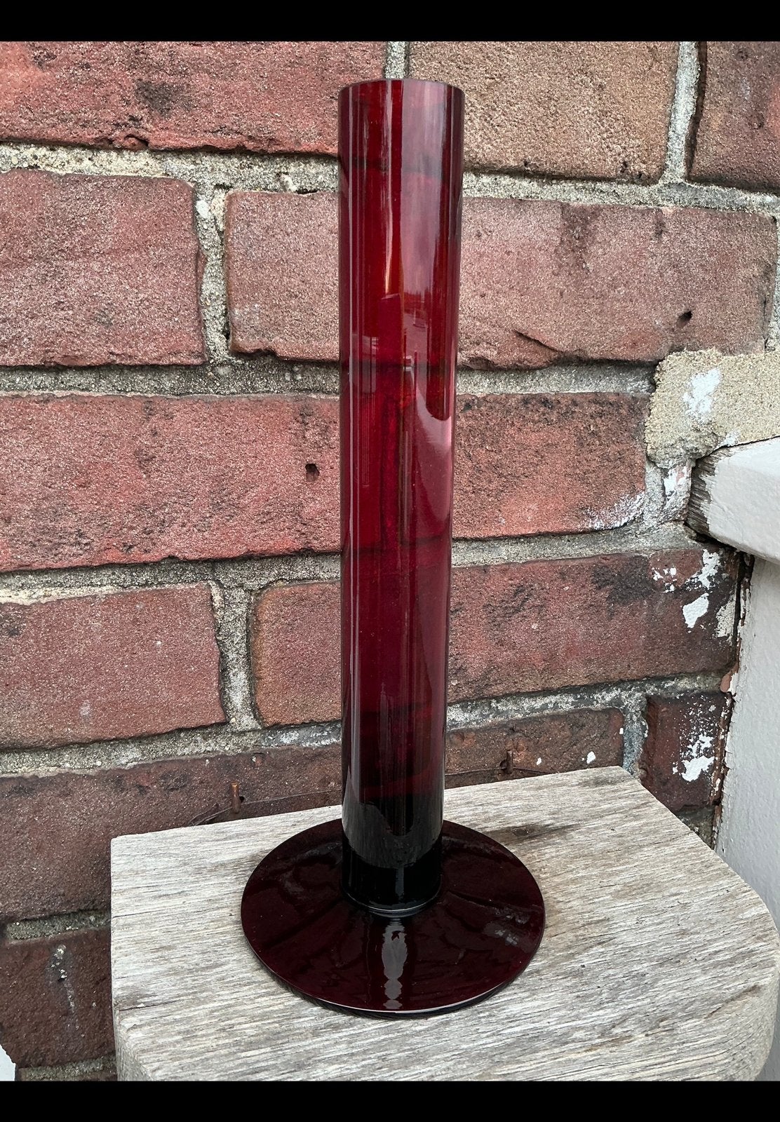 Hoge, smalle, glazen vaas van rood glas. Een solifleur vaas., Ophalen of Verzenden, Zo goed als nieuw, Rood, Glas