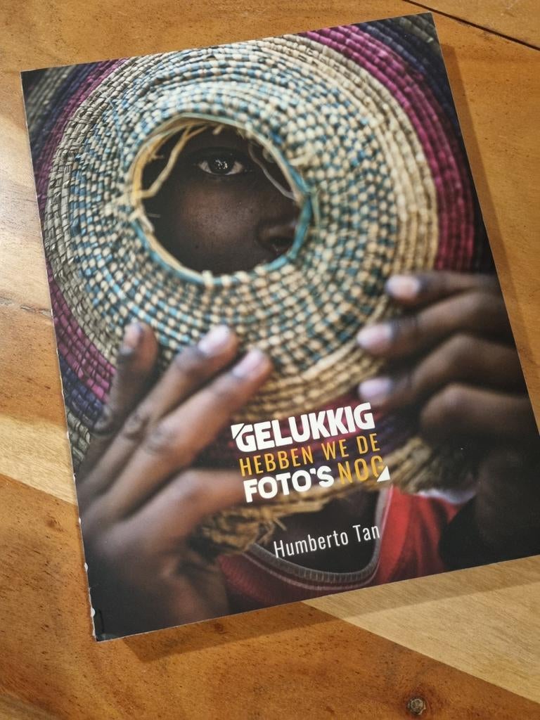 Boek: Gelukkig hebben we de foto's nog - Humberto Tan, Ophalen of Verzenden, Nieuw, Fotografie algemeen, Humberto Tan