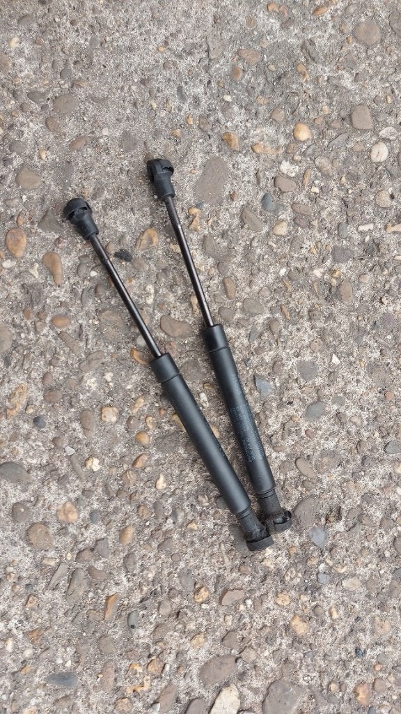 Setje gasveren vd motorkap Volvo V70 uit 2004, Ophalen of Verzenden