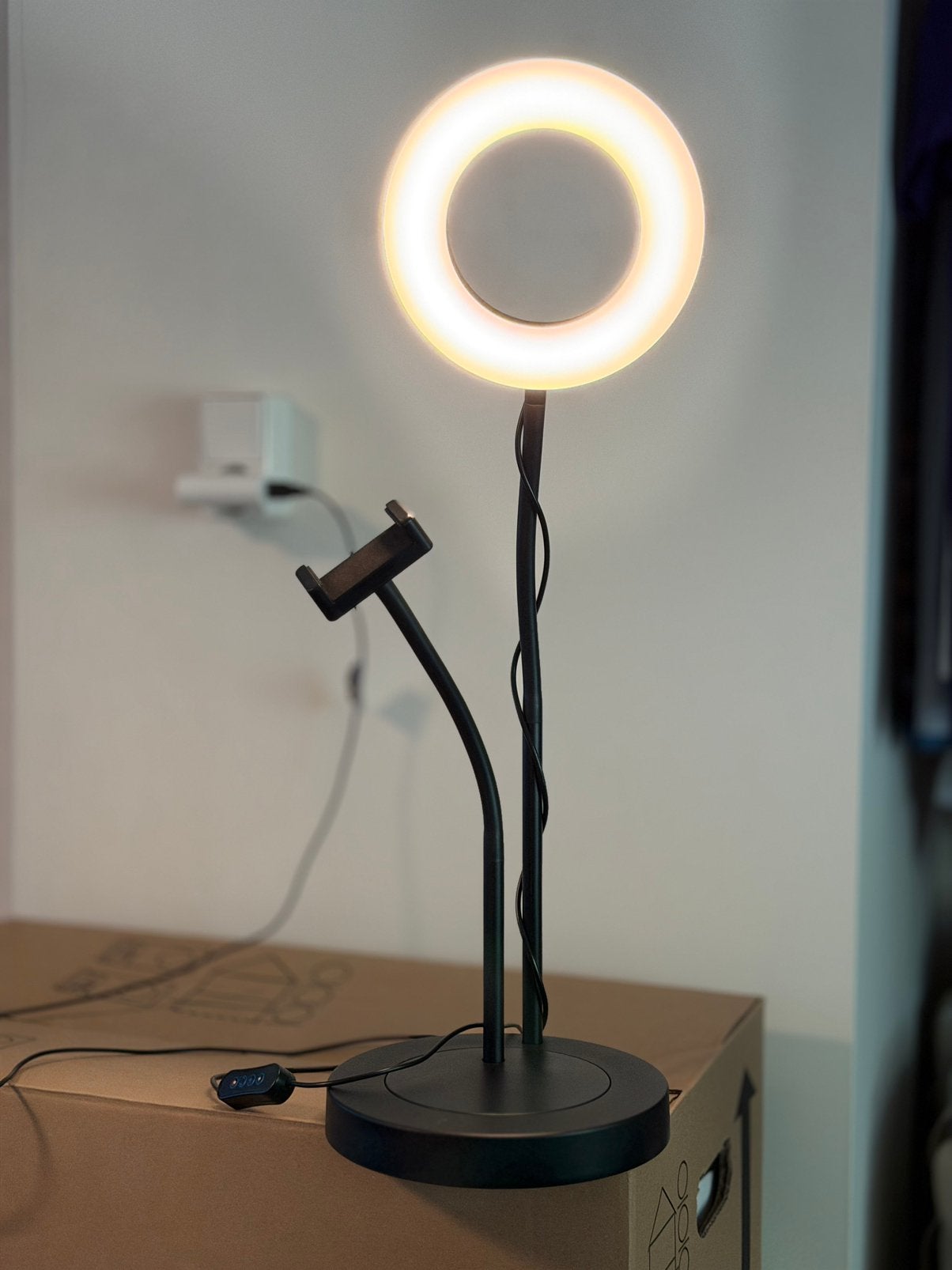 Ikea Ring Lamp with Phone Holder, Huis en Inrichting, Lampen | Tafellampen, Ophalen, Zo goed als nieuw