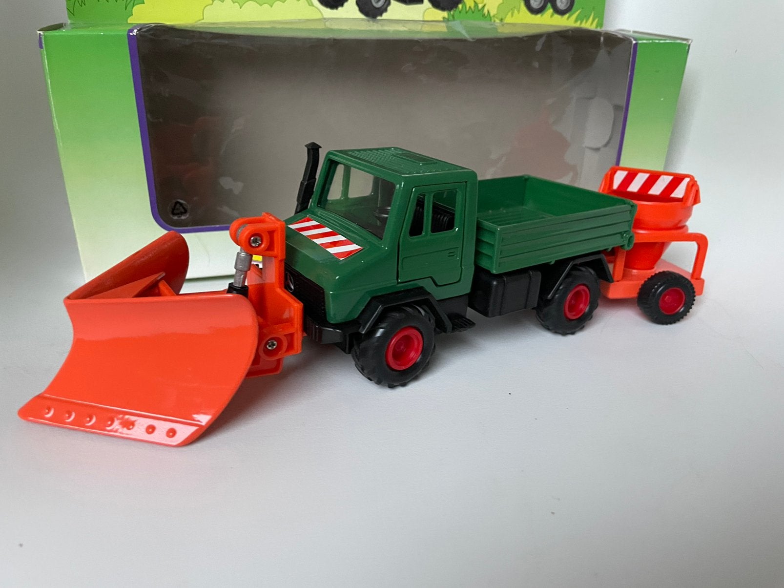 model MB Mercedes Unimog Sneeuwschuiver + zoutstrooier 1/32, Ophalen of Verzenden, Zo goed als nieuw, Bus of Vrachtwagen