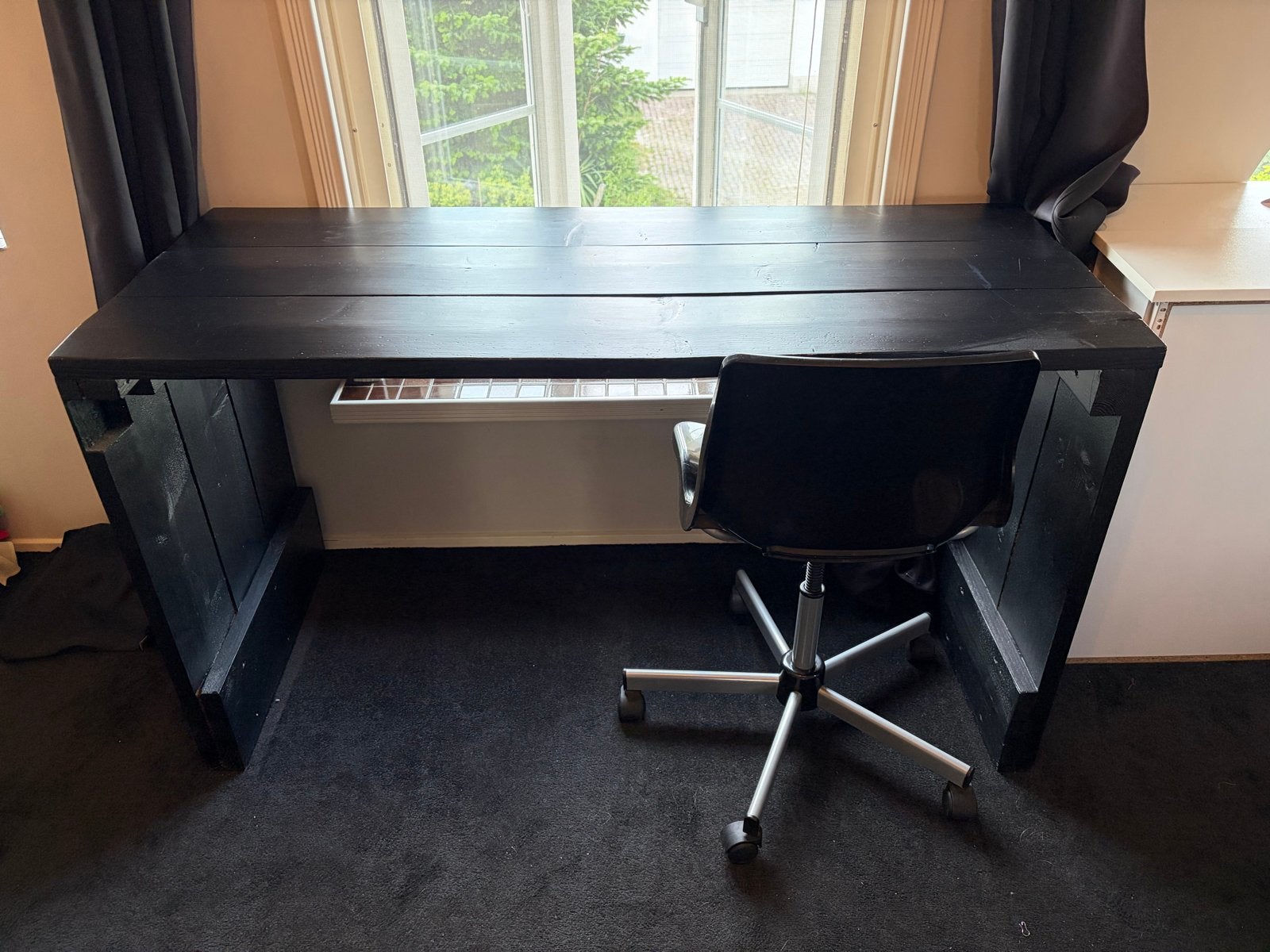 Stevig zwart bureau met houten blad inclusief stoel, Huis en Inrichting, Bureaus, Ophalen, Gebruikt, Hout, Overige typen