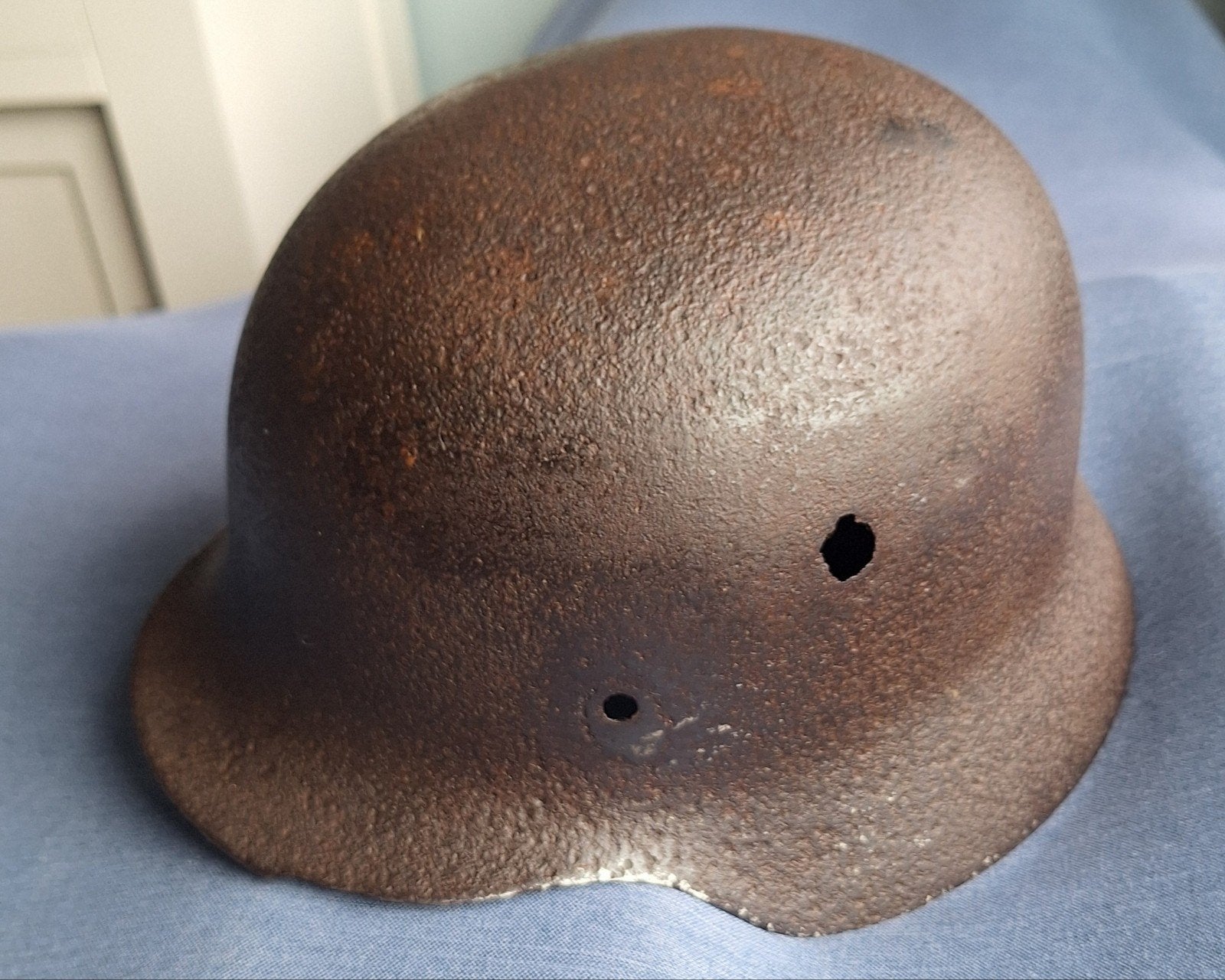 Duitse M35 helm. Doorgebruikt., Ophalen of Verzenden, Landmacht, Overige gebieden, Helm of Baret