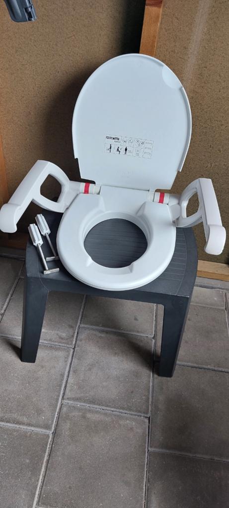 Toiletbril met wegklapbare armsteunen., Ophalen, Zo goed als nieuw, Toilet