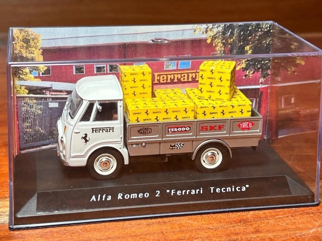 1:43 Alfa Romeo 2 "Ferrari Tecnica" Transporter, Hobby en Vrije tijd, Modelauto's | 1:43, Ophalen of Verzenden, Nieuw, Bus of Vrachtwagen
