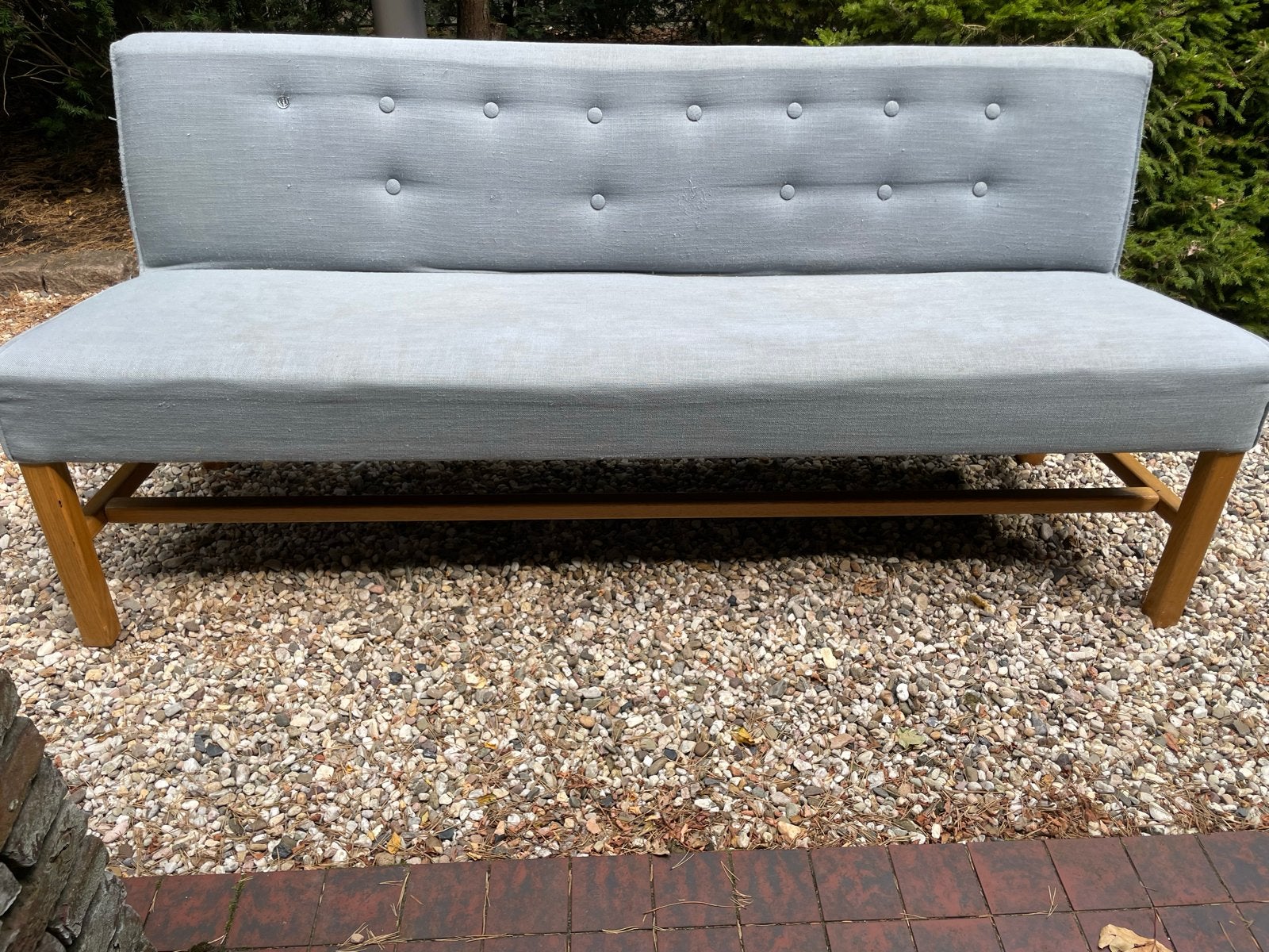 Grijsblauwe eetkamerbank met houten onderstel - opknapper, Ophalen, Gebruikt, Driepersoons, 75 tot 100 cm