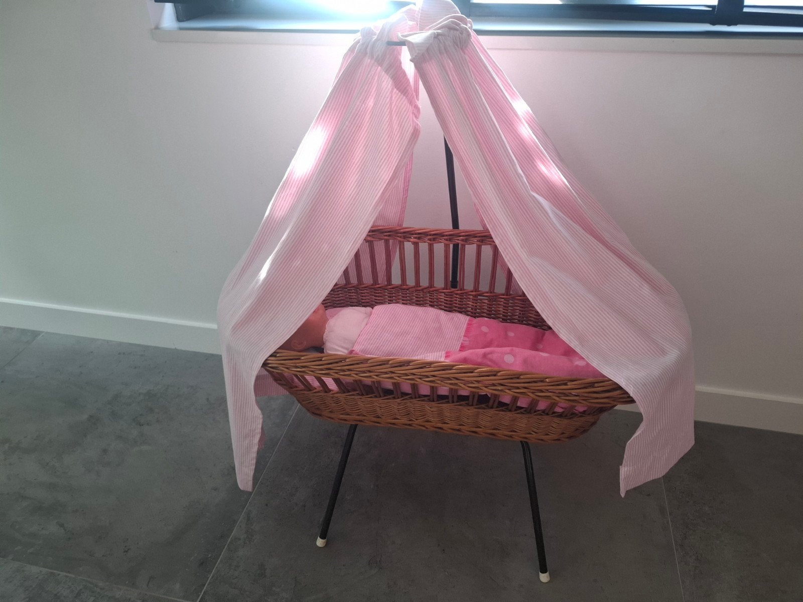 Wicker poppenwieg met roze bekleding, Ophalen, Gebruikt, Overige typen