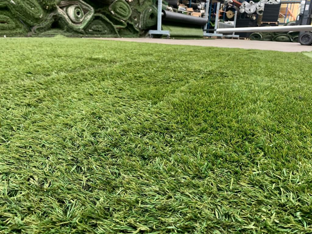 35m2 kunstgras. Nog als nieuw! (3.5m x 10m) €280,-