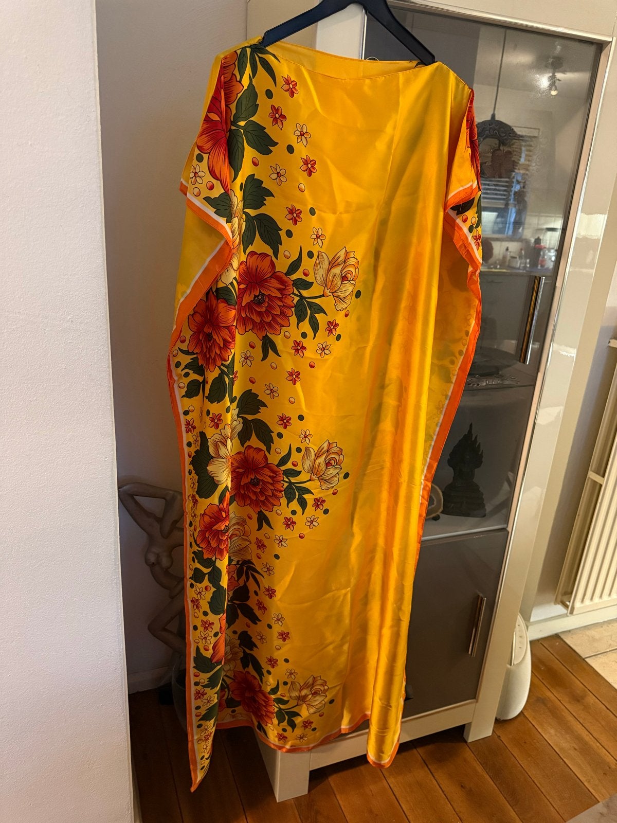 Nieuwe Kaftan Luxe Satijnlook Maat 52/54 met Sjaal, Ophalen of Verzenden, Nieuw, Geel, Jurk