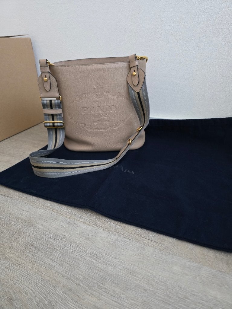 PRADA LEREN TAS MODEL SECCHIELO LOGO-EMBOSSED 100% ORIGINEEL, Ophalen of Verzenden, Nieuw, Beige, Handtas