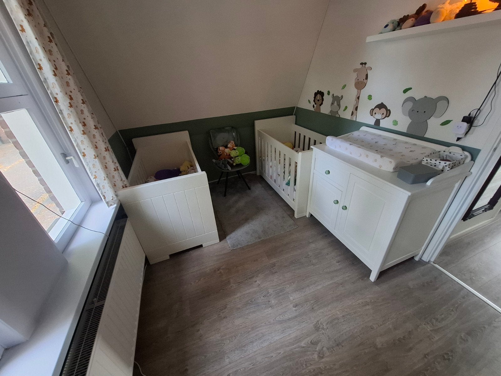 Tweeling kamer 2x ledikantjes en 1x commode, Kinderen en Baby's, Ophalen, Minder dan 140 cm, Minder dan 70 cm, Lattenbodem