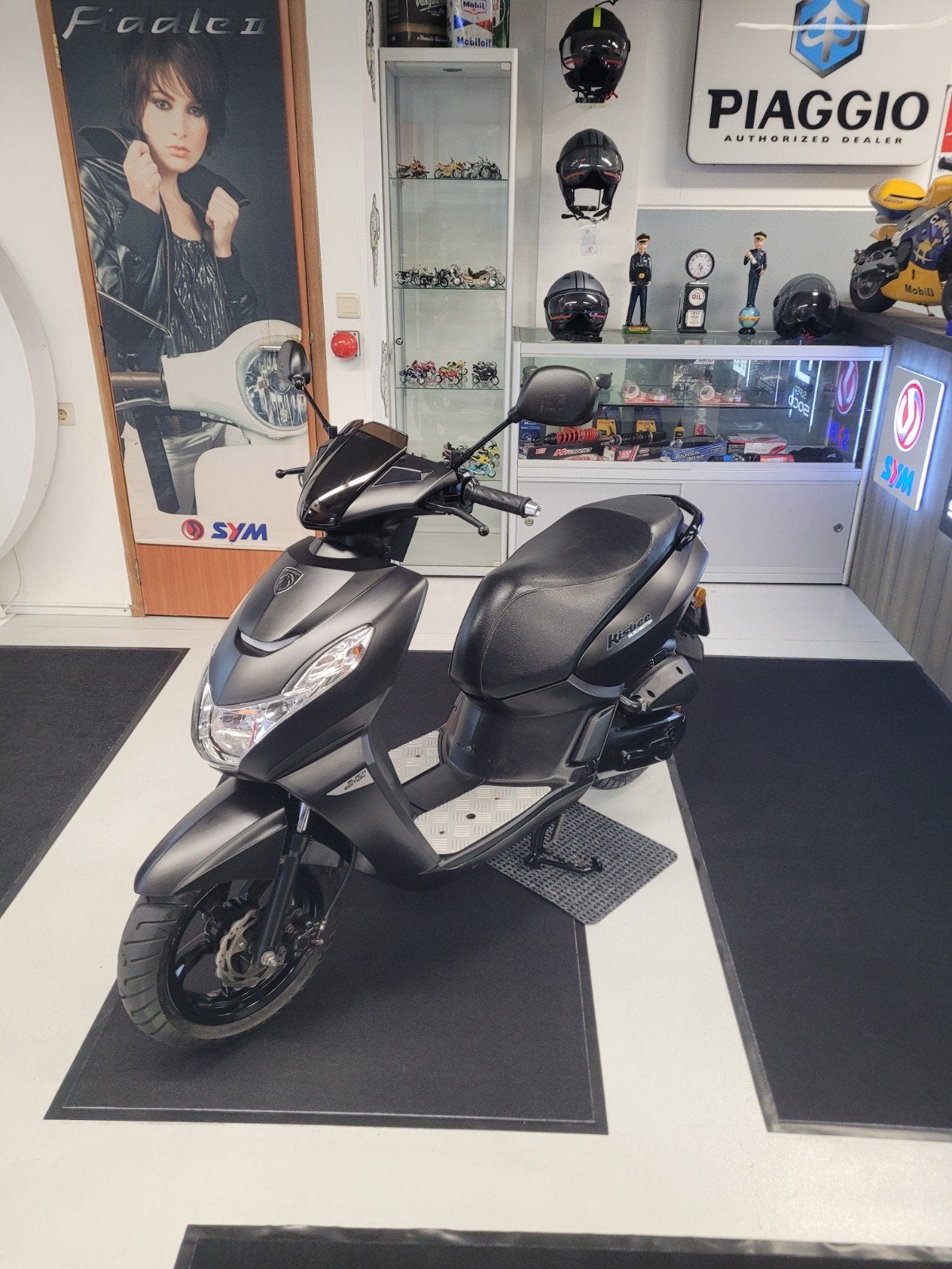 Peugeot kisbee Black edition AANBIEDING!, Overige modellen, Maximaal 45 km/u, Zo goed als nieuw, Benzine