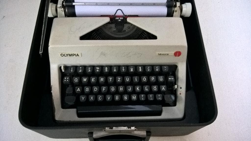 TE koop aangeboden mooi.type machine merk olympia/monica, Diversen, Typemachines, Ophalen of Verzenden, Gebruikt