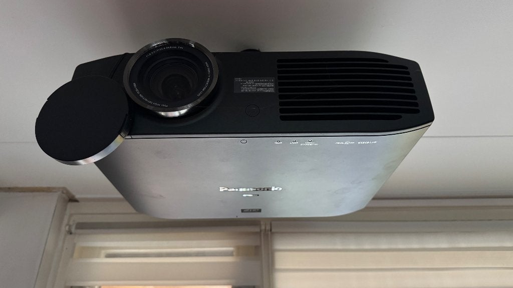 Panasonic AT6000E Full HD 3D Beamer + elec. projector scherm, Ophalen, Elektrisch, Gebruikt
