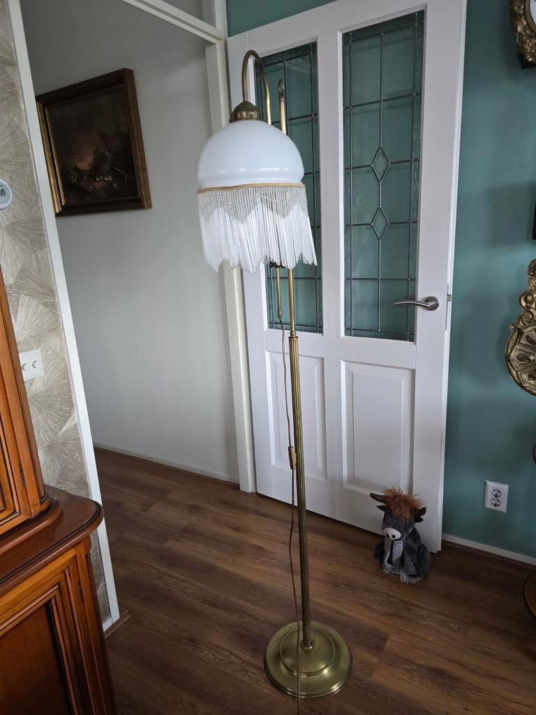 Antieke vloerlamp met opalen kap en franjes, Ophalen