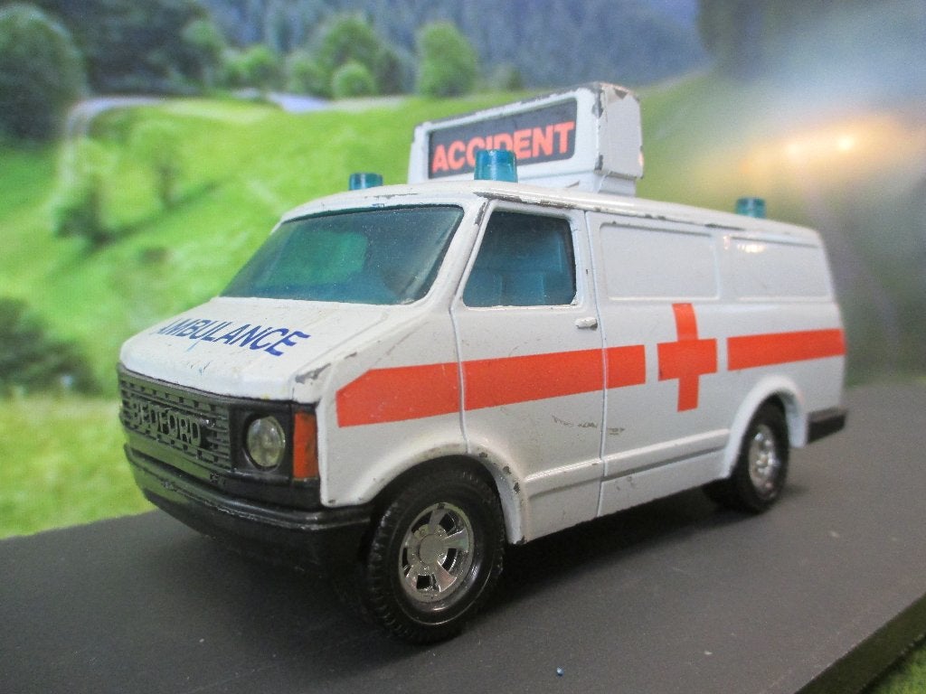 1/36 Bedford Blitz CF Van - Matchbox SuperKings AMBULANCE, Ophalen of Verzenden, Gebruikt, Bus of Vrachtwagen, Matchbox