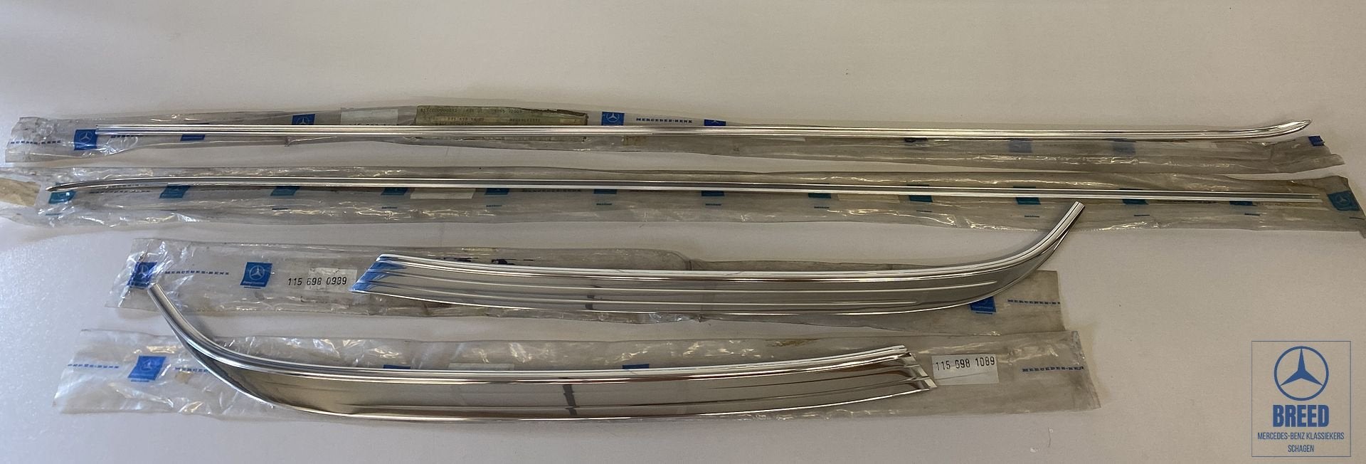 NOS set regenlijsten met C-stijl L+R Mercedes-Benz W114 W115, -, Nieuw, Ophalen of Verzenden, -