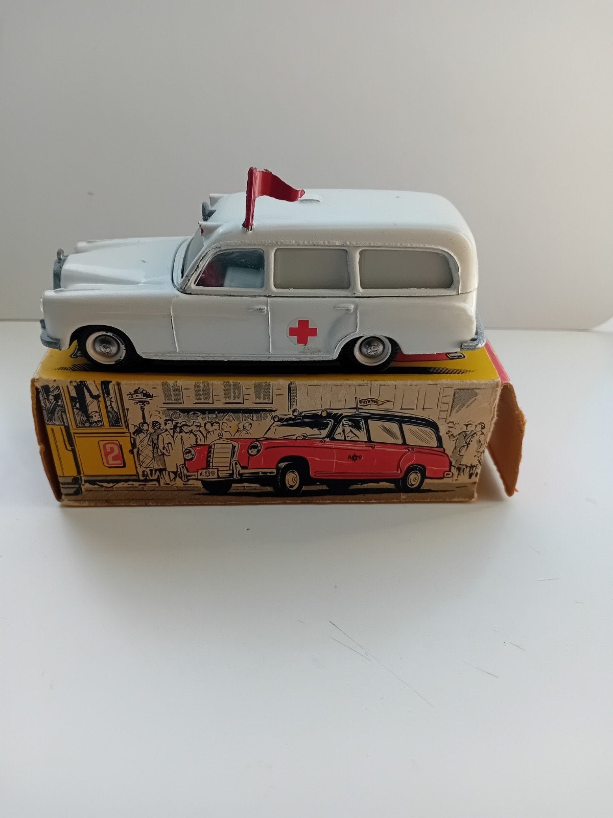 Tekno Denmark Mercedes 220 S Ambulance., Ophalen of Verzenden, Zo goed als nieuw, Auto, Overige merken