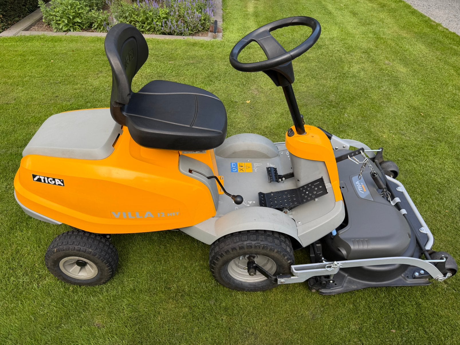 STIGA VILLA 12 HST/ 85 CM COMBI MAAIDEK ZITMAAIER, Cirkelmaaier, Ophalen of Verzenden, Zo goed als nieuw, Benzine-grasmaaier