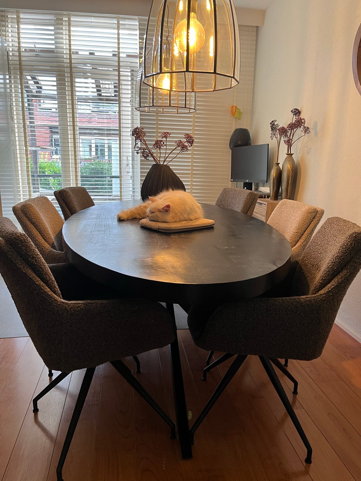 Ovale eettafel met spinpoot - Zwart hout inclusief 6 stoelen, Huis en Inrichting, Tafels | Eettafels, Ophalen, Gebruikt, 100 tot 150 cm