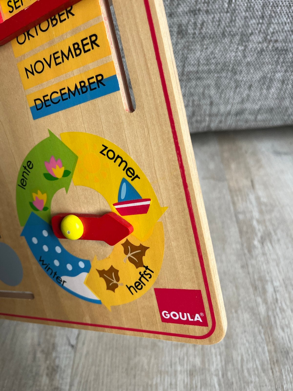 Goula Houten Kalenderklok - edicatieve klok dagen seizoenen, Ophalen of Verzenden, Zo goed als nieuw, Taal en Lezen