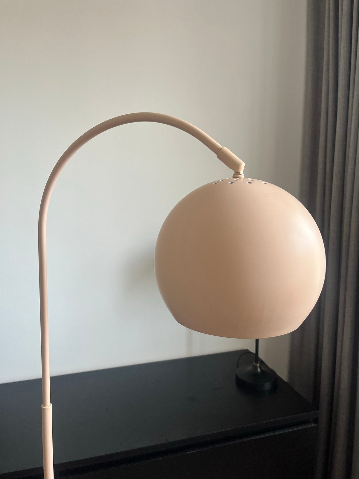 Roze staande lamp met overhangende bolle kap, Ophalen, Gebruikt, Metaal, 100 tot 150 cm