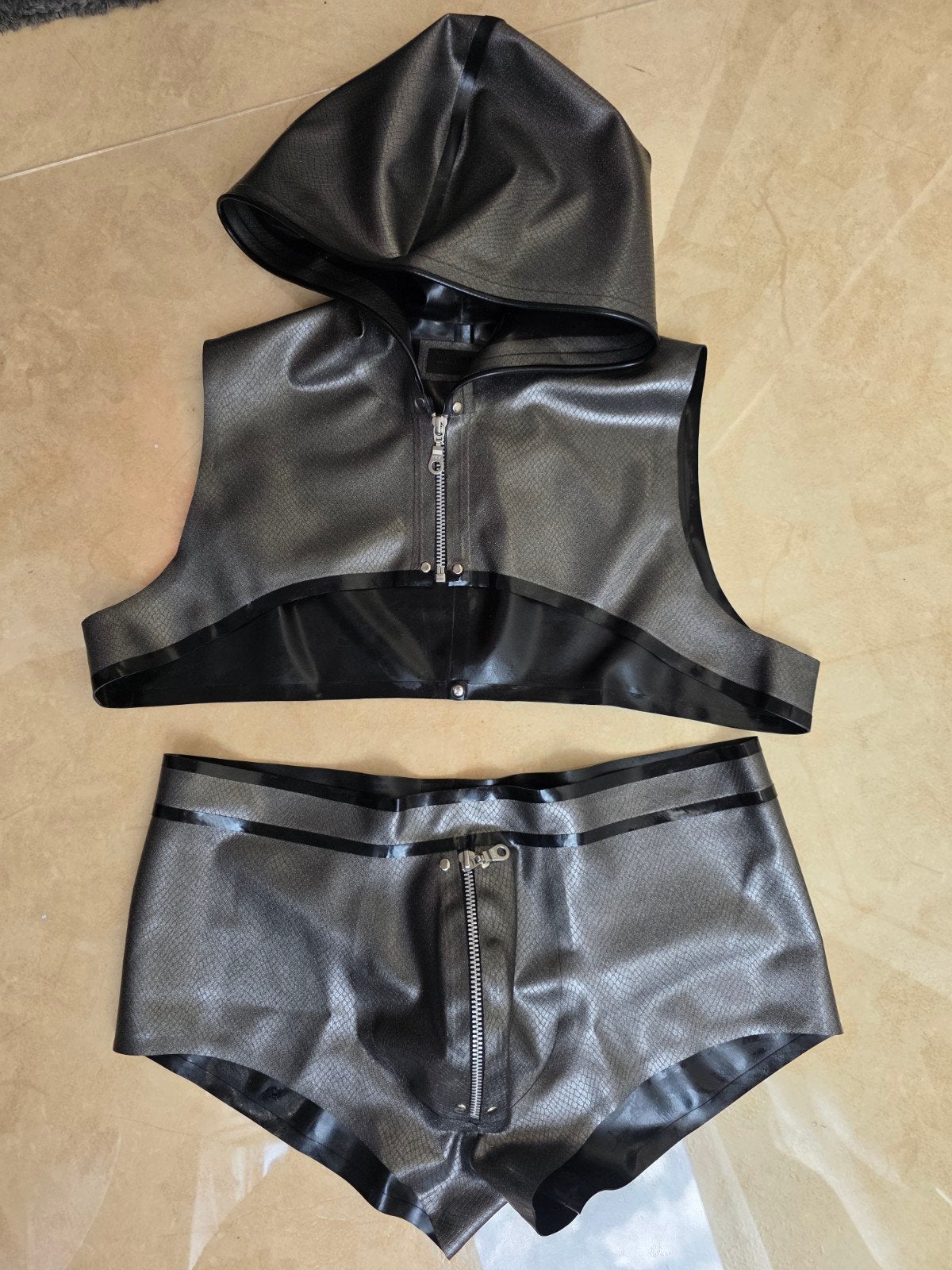 Latex herenset L - Top + Boxer - Grijs/Zwart Reptiel Design, Verzenden, Nieuw, Latexsensation