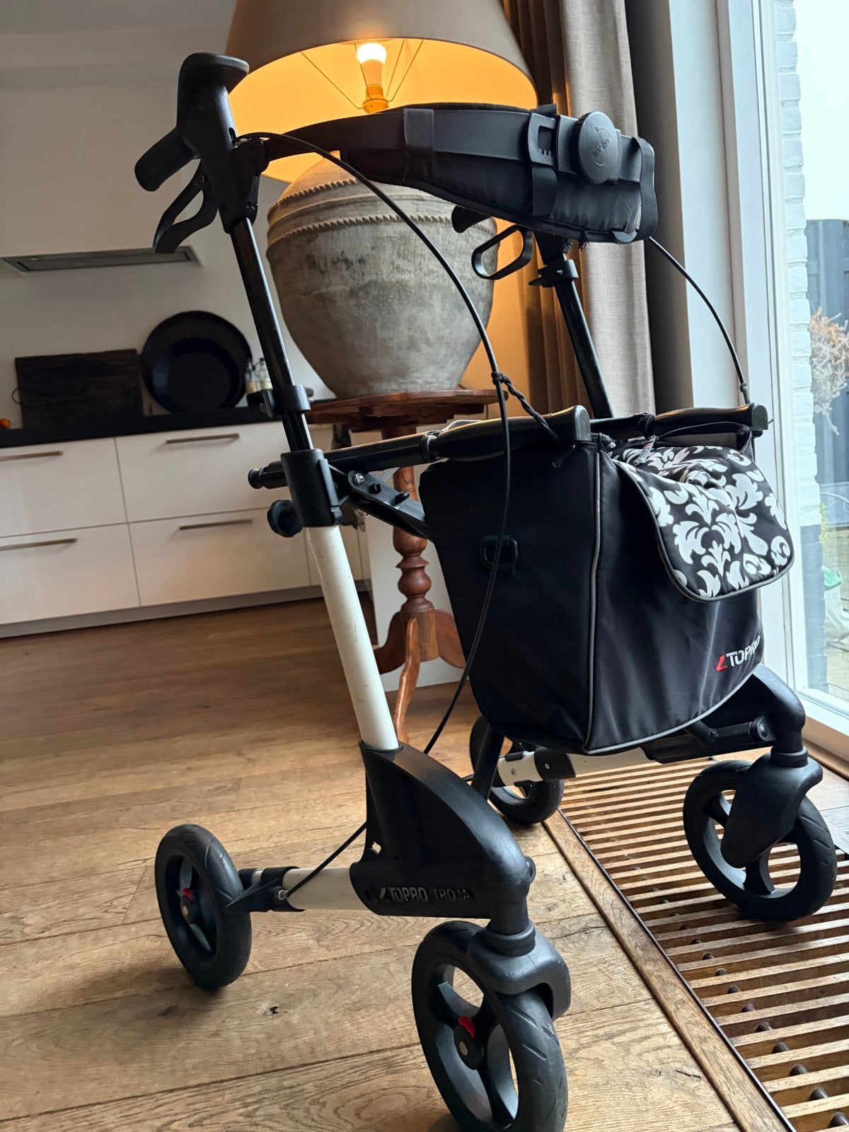 Stevige rollator, Ophalen
