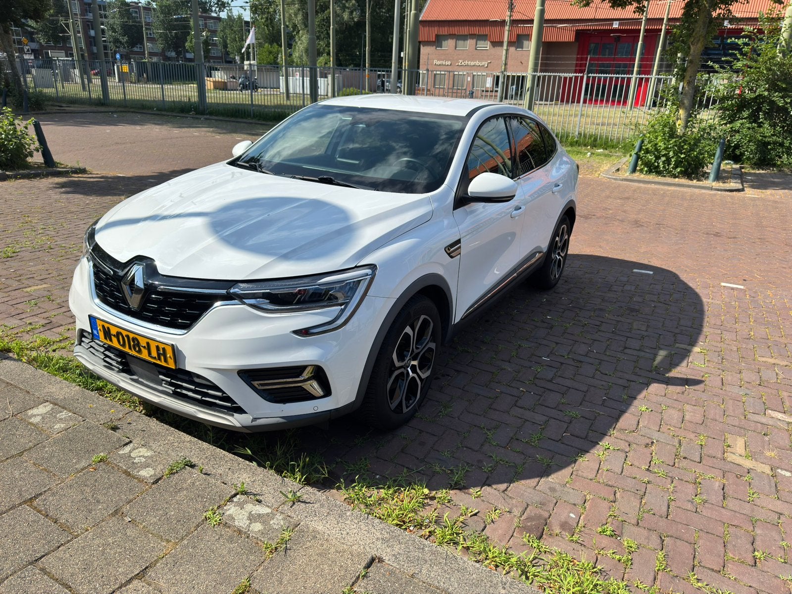 Renault Arkana 1.6 E-tech Hybrid 145pk Aut 2021 Wit, Auto's, Renault, Arkana, 4 cilinders, Leder en Stof, Wit