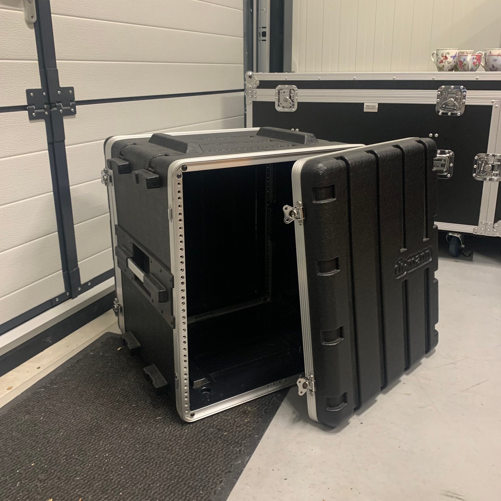 Plastic 19 inch Flightcase Thomann – 12U hoog, Ophalen, Zo goed als nieuw, Overige instrumenten, Flightcase