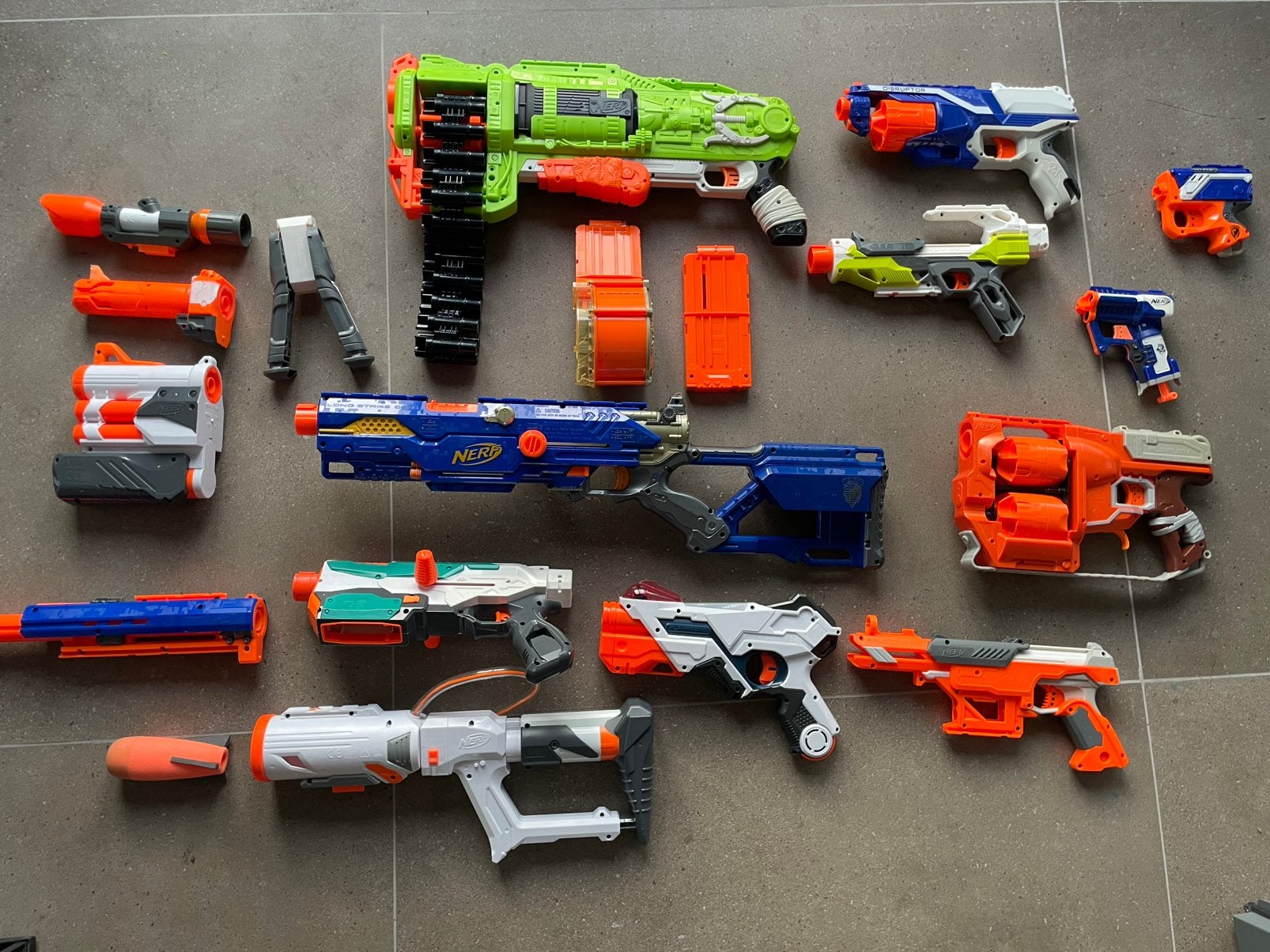 Nerf wapens + bijbehorende onderdelen, Ophalen, Zo goed als nieuw