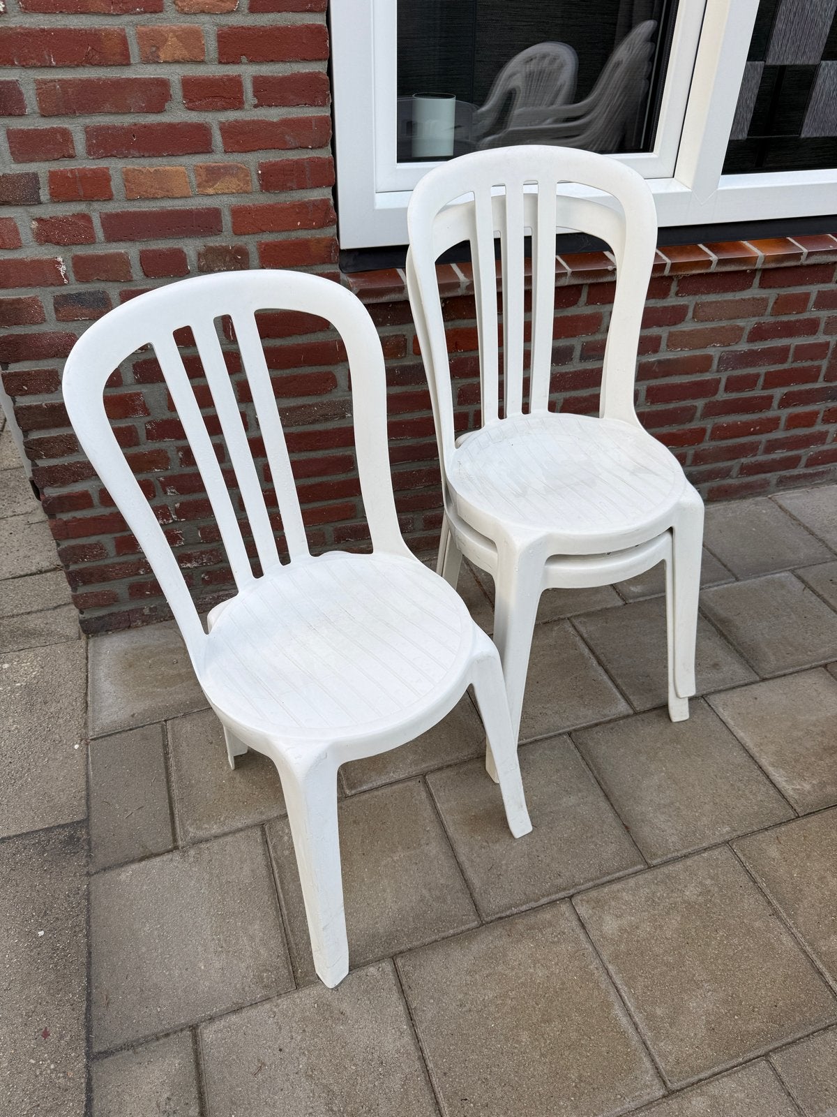 3 witte kunststof buitenstoelen, Tuin en Terras, Ophalen, Gebruikt, Kunststof, Stapelbaar