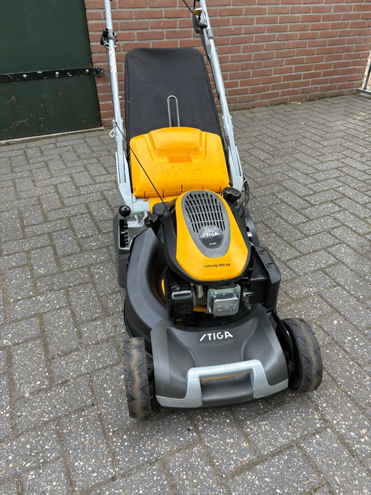 Stiga Twinclip 950 V  walsaandrijving bj 2023 nieuwstaat., Ophalen, Cirkelmaaier, -, Zo goed als nieuw