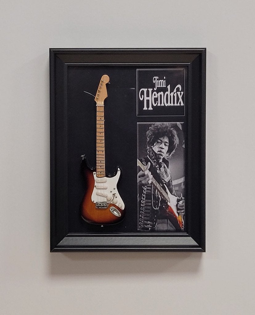 Jimi Hendrix miniatuur gitaar op lijst wanddeco decoratie
