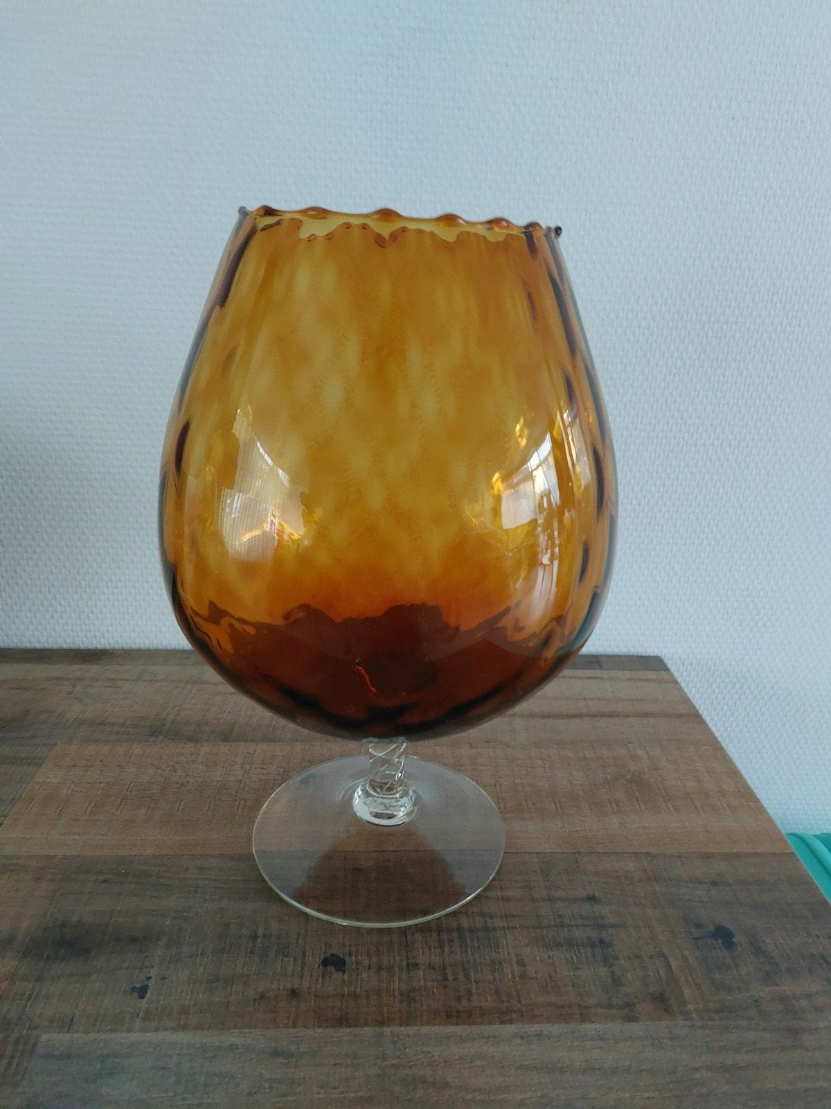 Grote amberkleurige vaas op voet, glas, Ophalen of Verzenden
