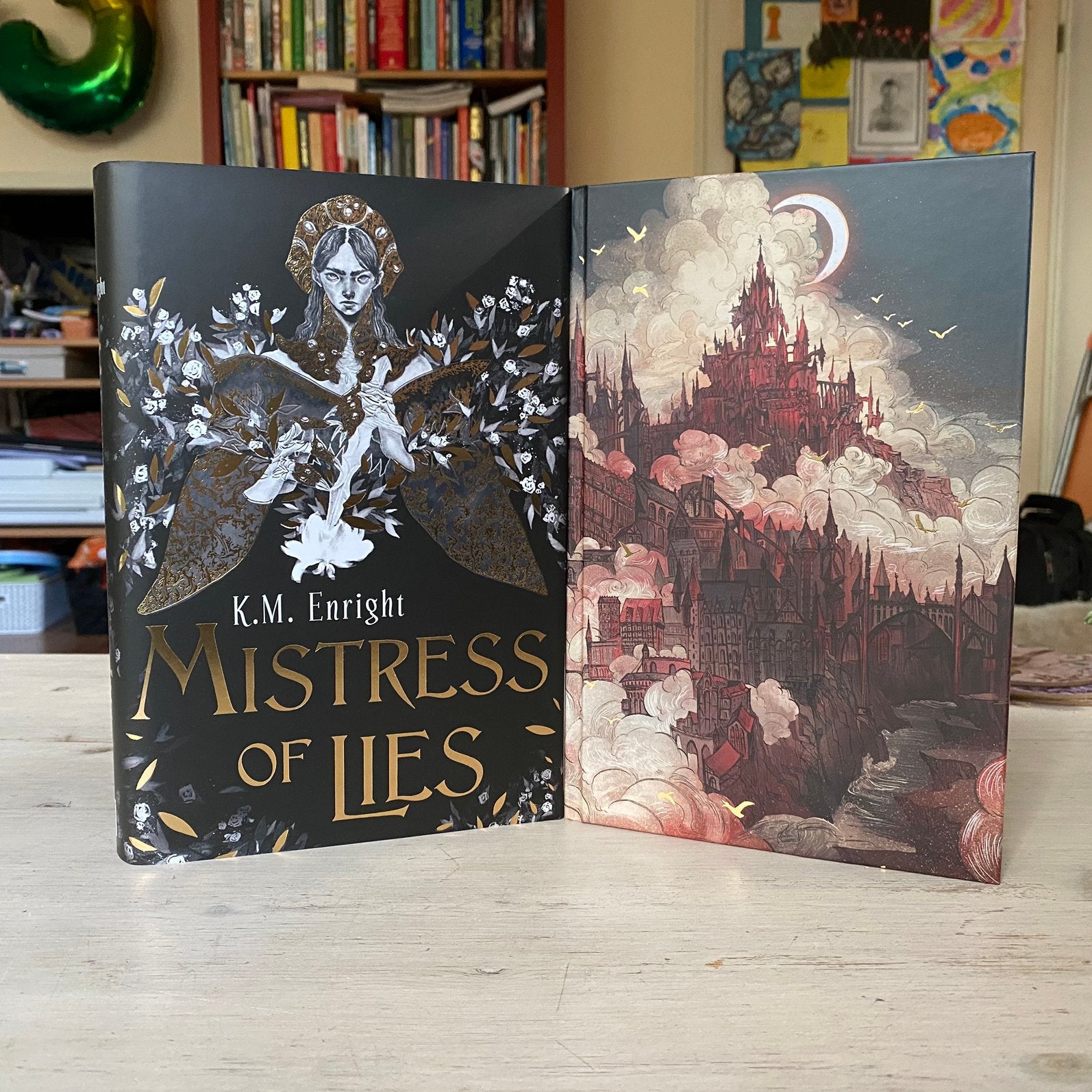 Illumicrate speciale editie Mistress of Lies, Ophalen of Verzenden, Zo goed als nieuw