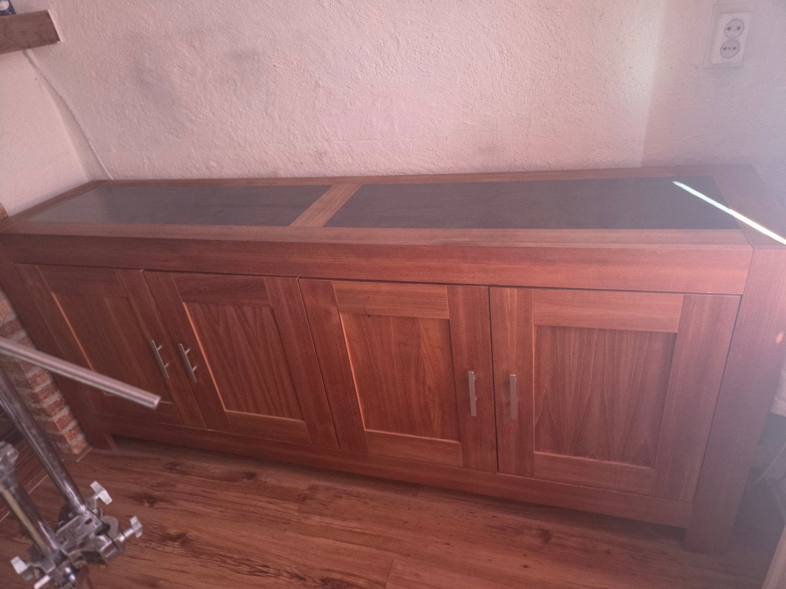 Massief houten dressoir met 4 deuren en planken, Huis en Inrichting, Kasten | Dressoirs, Ophalen, Modern, functioneel, 150 tot 200 cm