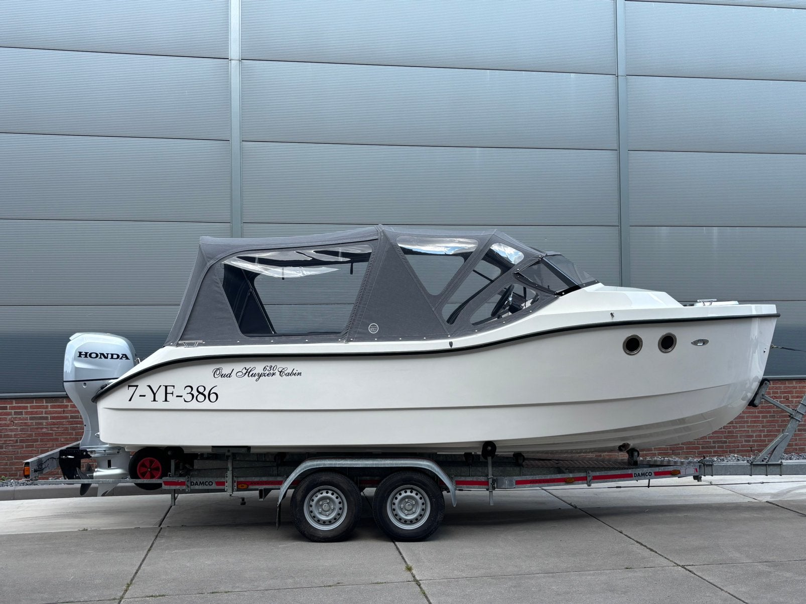 Oud Huijzer 630 Cabin 80PK Honda + Damco Trailer bj 2018, Ophalen, Tender, 2.00 meter, Zo goed als nieuw