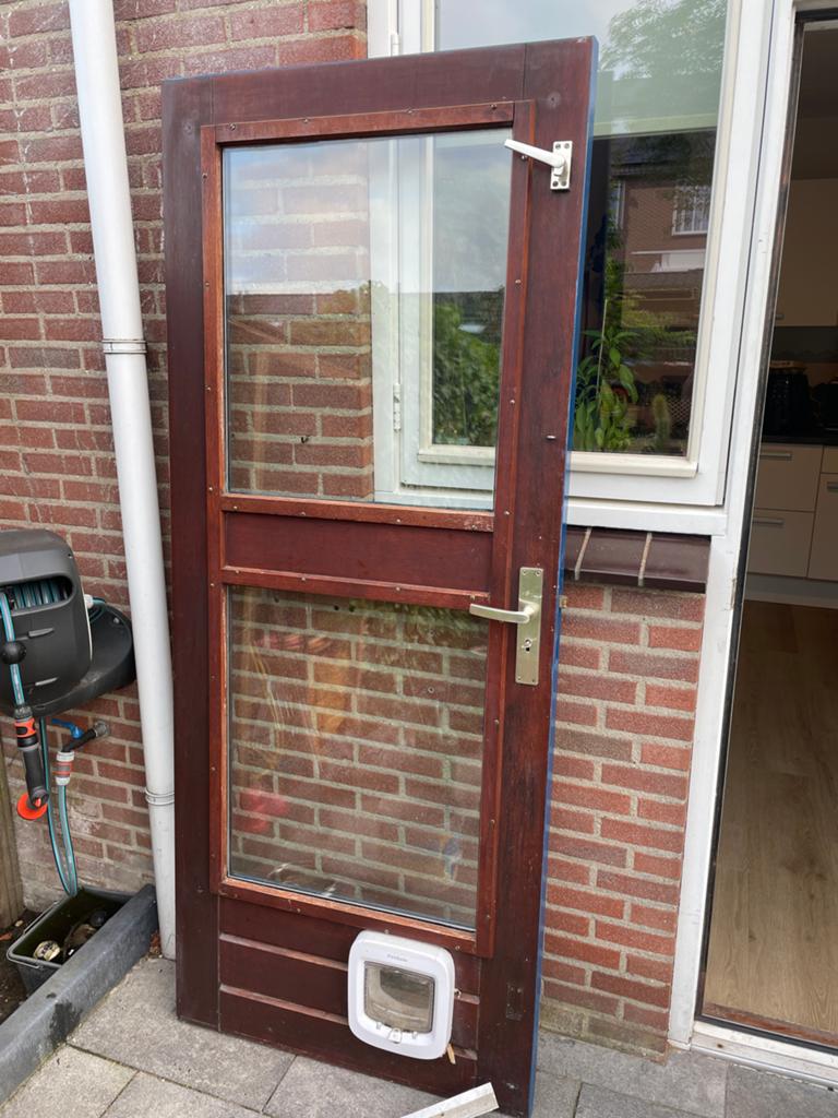 Achterdeur met kattenluik, Doe-het-zelf en Verbouw, Ophalen, Gebruikt, Buitendeur, 200 tot 215 cm