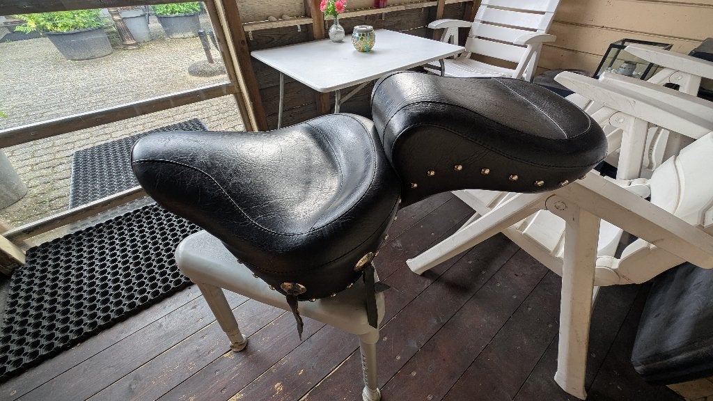 Net Mustang Duo Zadel met Studs geschikt voor Softail Model., Ophalen, Gebruikt