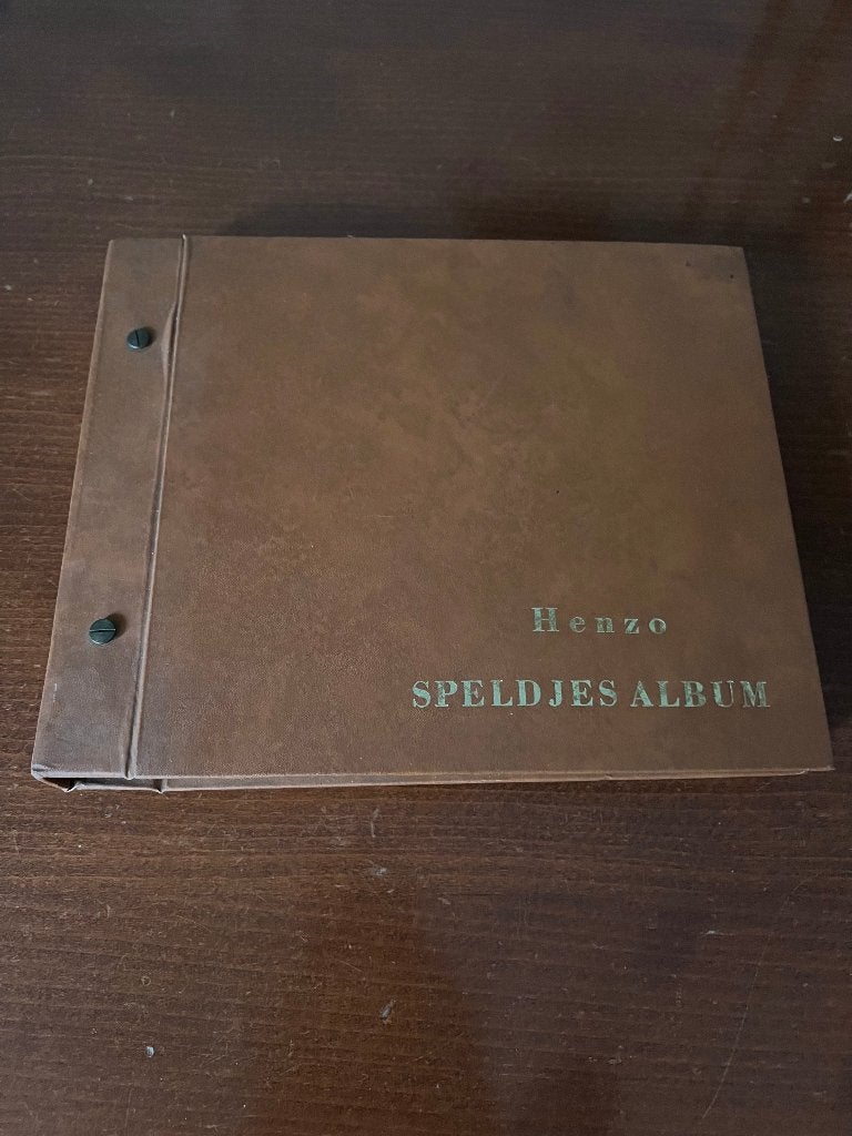 Henzo album met ongeveer 210 speldjes jaren 50-60-70, Verzamelen, Ophalen, Gebruikt, Overige onderwerpen, Speldje of Pin