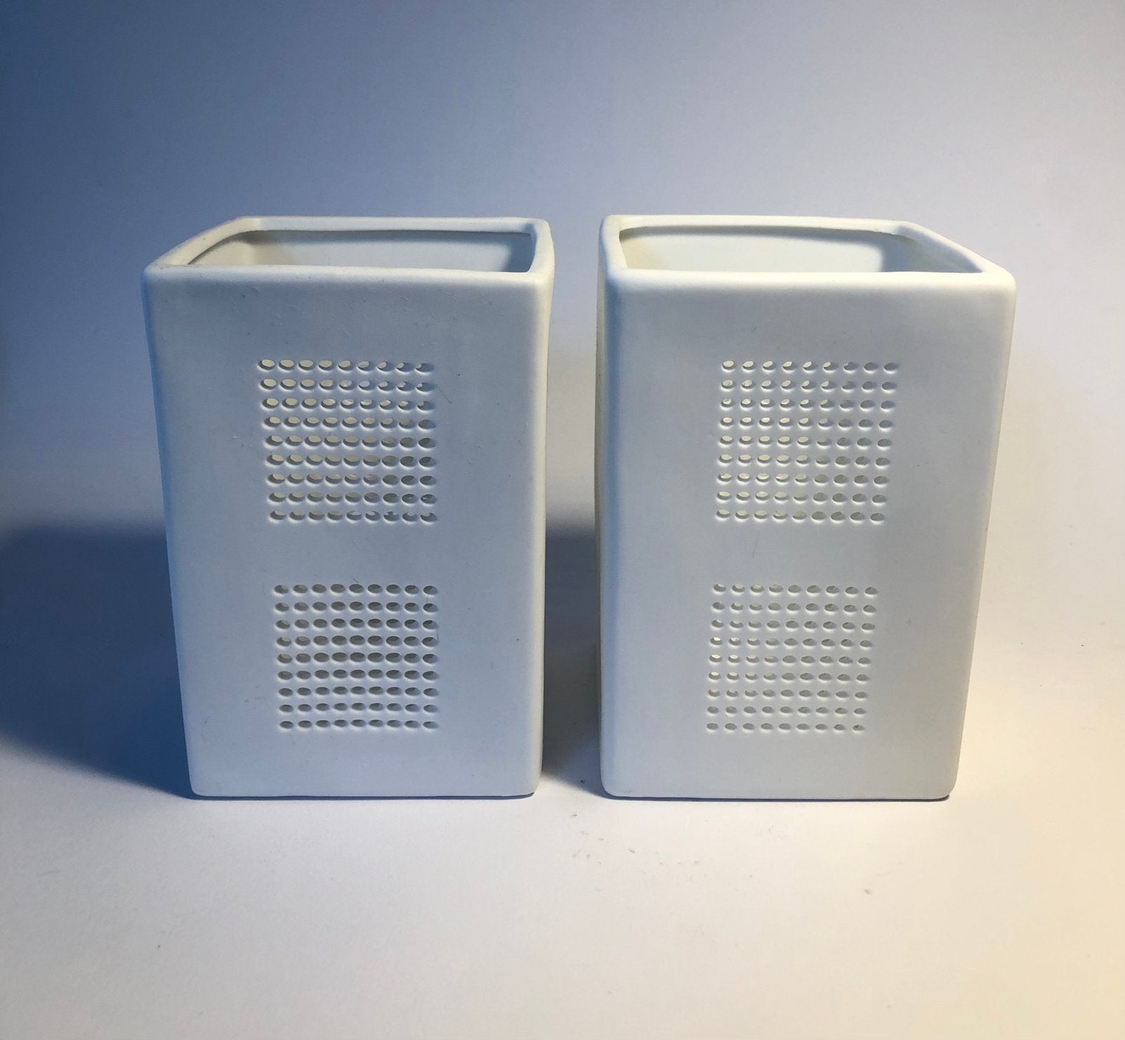 Twee waxinelichthouders van wit biscuit porselein, Ophalen of Verzenden, Wit