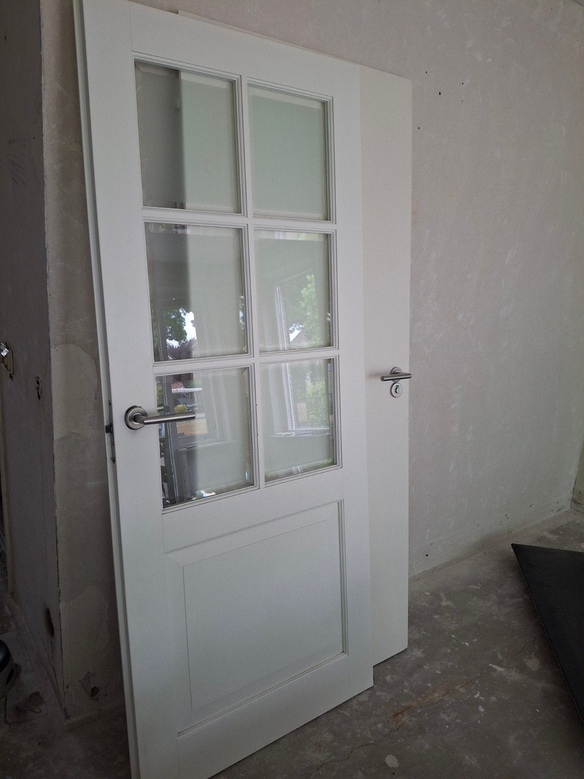 Witte binnendeur met glaspanelen en deurbeslag, Doe-het-zelf en Verbouw, Gebruikt, 80 tot 100 cm, Binnendeur, Ophalen of Verzenden