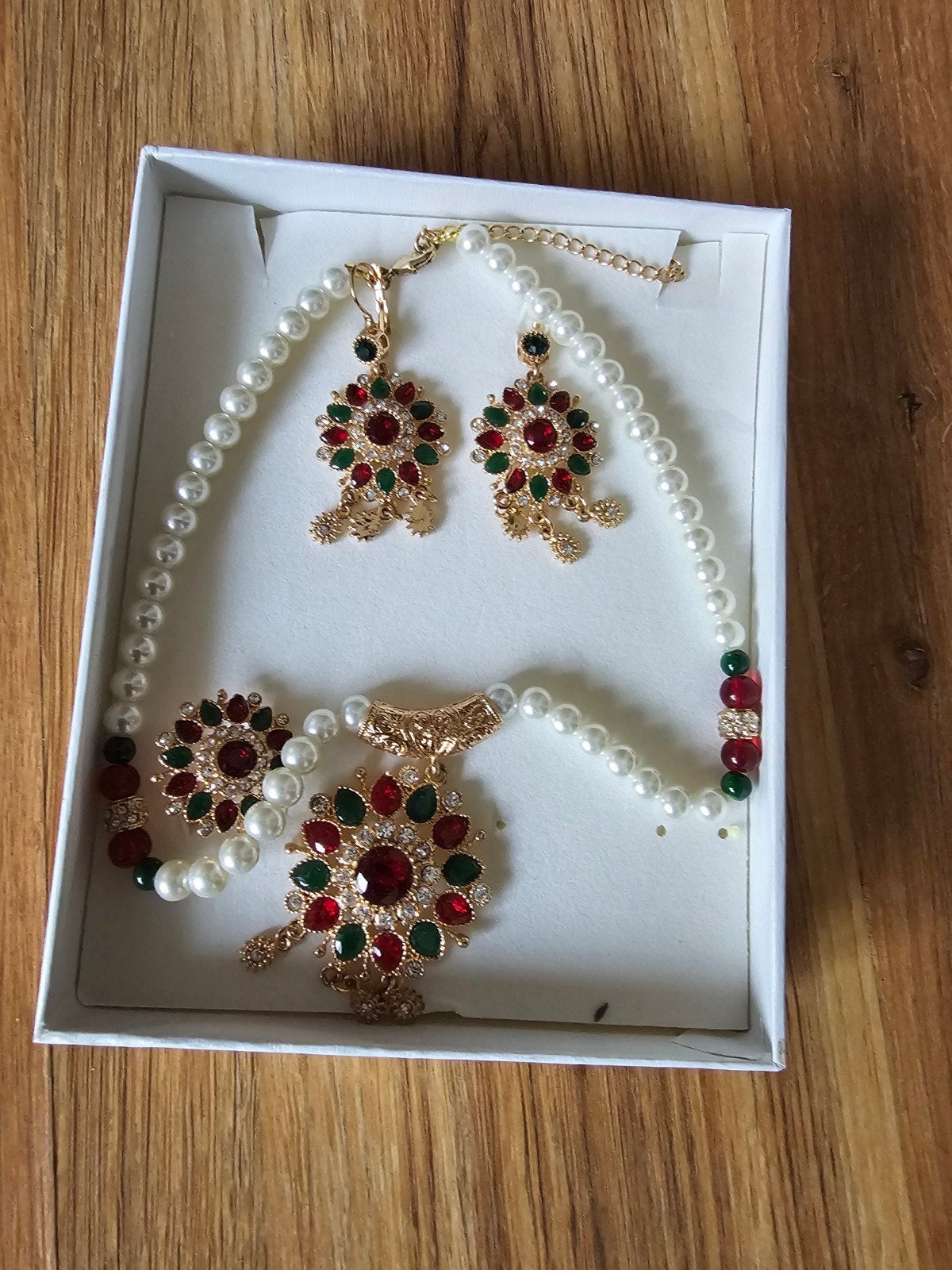 Prachtige Indiase parelketting met edelstenen, Overige materialen, Met bedels of kralen, Wit, Nieuw