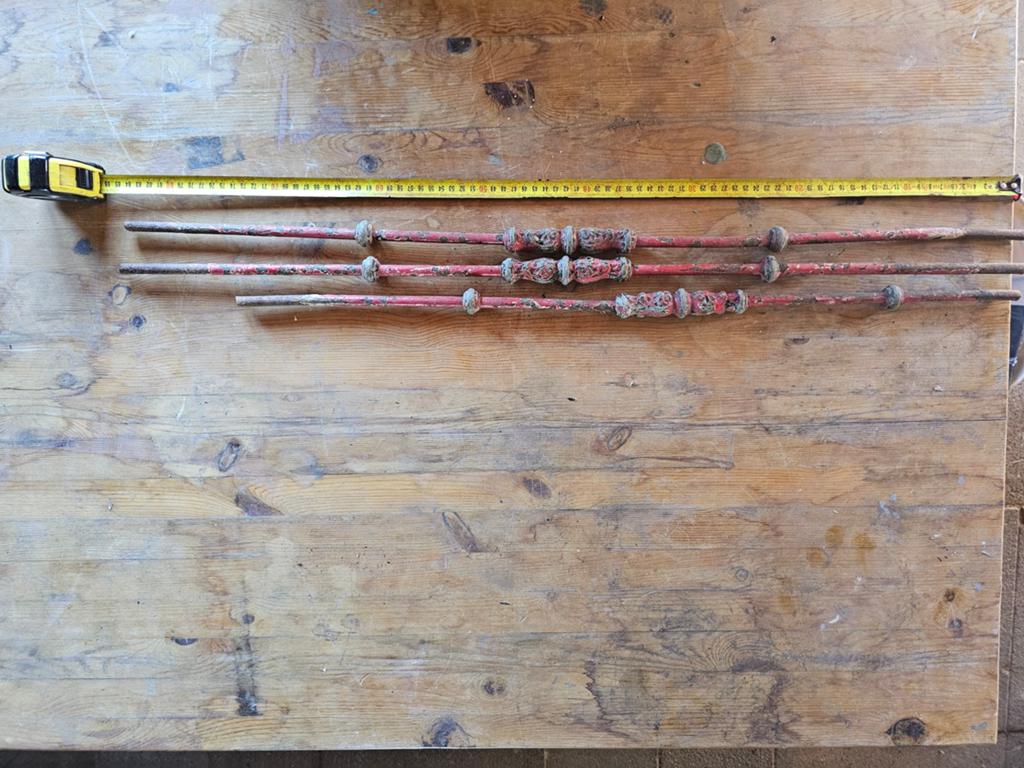 Set van 3 antieke gietijzeren spijlen, rood, 85 cm, Ophalen of Verzenden