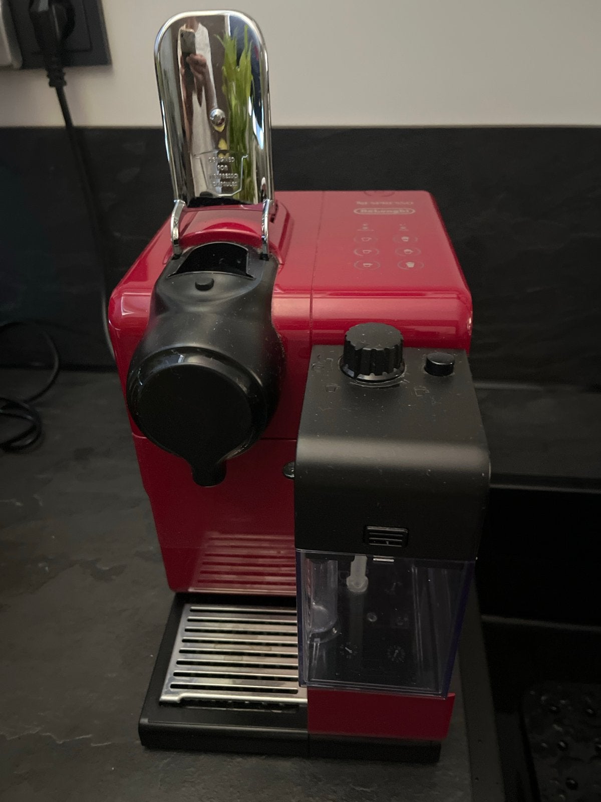 Nespresso De'Longhi Lattissima One - Rood, Ophalen, Espresso apparaat, Zo goed als nieuw, 1 kopje