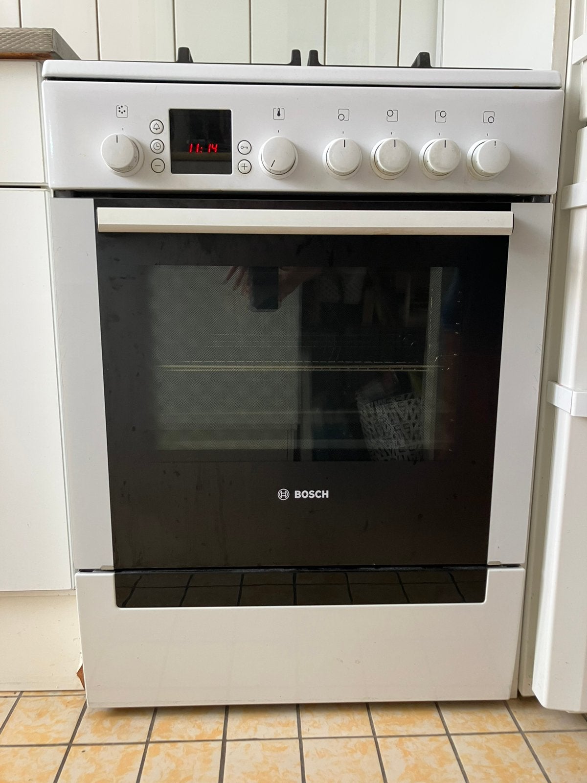 Bosch gasfornuis in het wit met oven, Witgoed en Apparatuur, Ophalen, 4 kookzones, Zo goed als nieuw, Gas