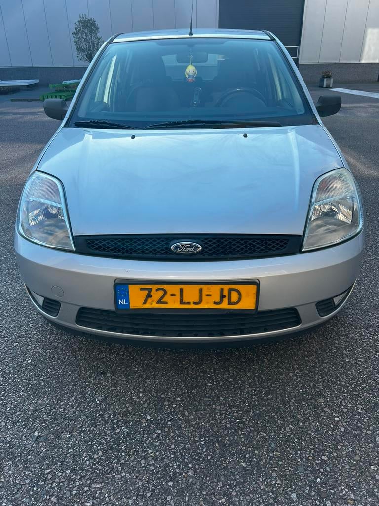 Ford Fiësta 1.4 16V 5DR 2003 Grijs, Auto's, Voorwielaandrijving, 15 km/l, 40 €/maand, 4 cilinders